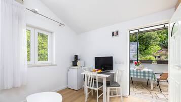 Appartement, 1 chambre, balcon, vue mer | Coin séjour | Télévision à écran plat de 82 cm avec chaînes par câble, télévision