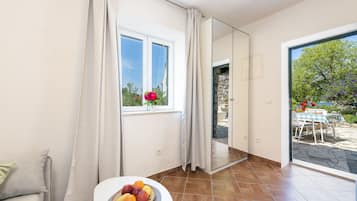 Studio Suite Klasik, teras, pemandangan laguna | 1 kamar tidur, busa memori, meja kerja, dan tirai kedap cahaya
