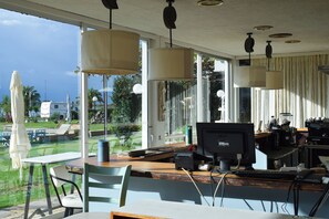 Bar junto a la piscina