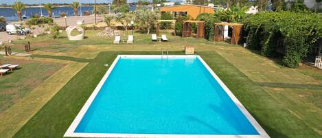 季节性开放的室外游泳池,09:00 至 21:00 开放,池畔遮阳伞,现场救生员