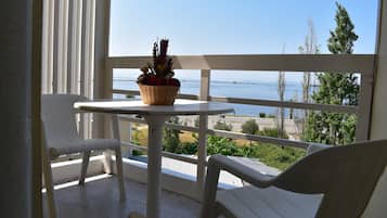 Double or Twin Room with Seaview | 防敏寢具、迷你吧、隔音、免費嬰兒床