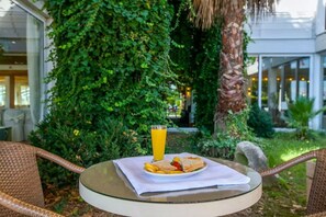 Outdoor dining - Theoxenia (Mesolongi)