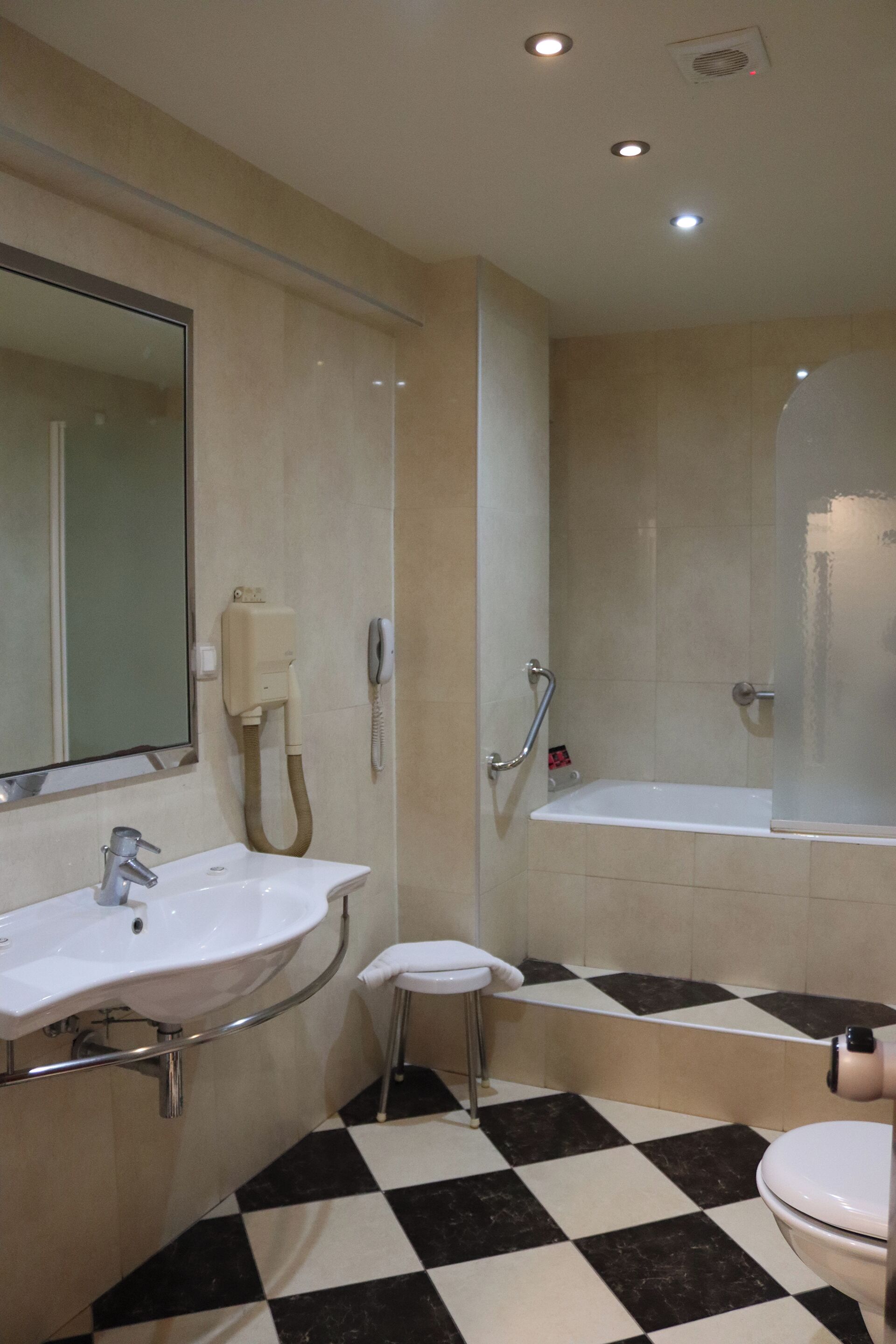 Un baño con lavamanos, inodoro y bañera.
