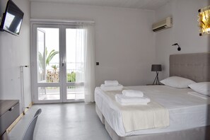 Superior Double / Twin Room with Seaview | Minibar, tabla de planchar con plancha, wifi gratis