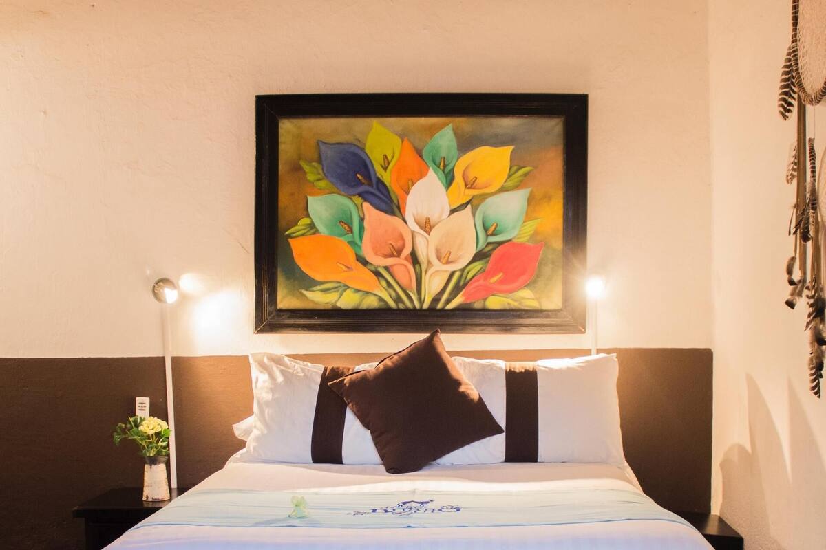 1 bedroom, Egyptian cotton sheets, premium bedding, down comforters