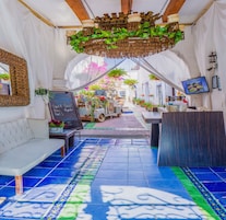 Habitación clásica, 2 camas dobles | Zona de estar | Televisión de pantalla plana de 40 pulgadas con canales por cable