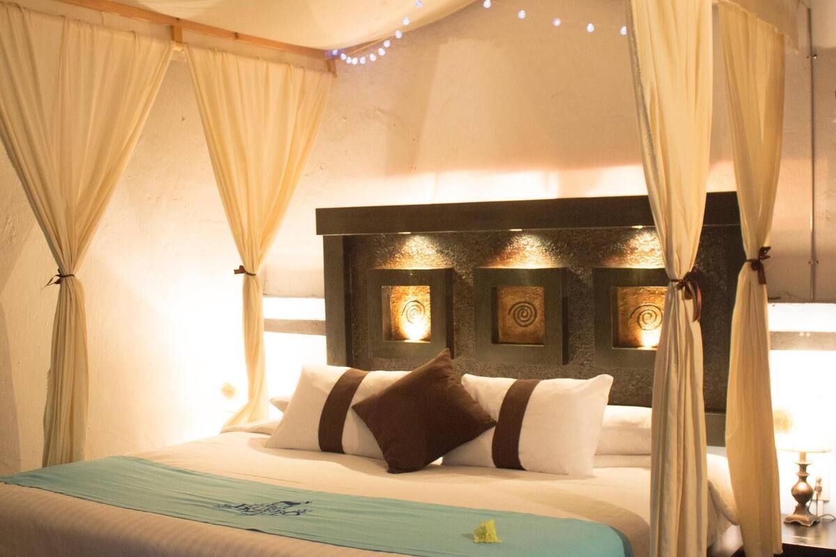 1 bedroom, Egyptian cotton sheets, premium bedding, down comforters