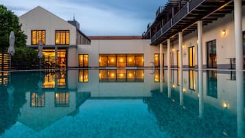 Una piscina techada, una piscina al aire libre