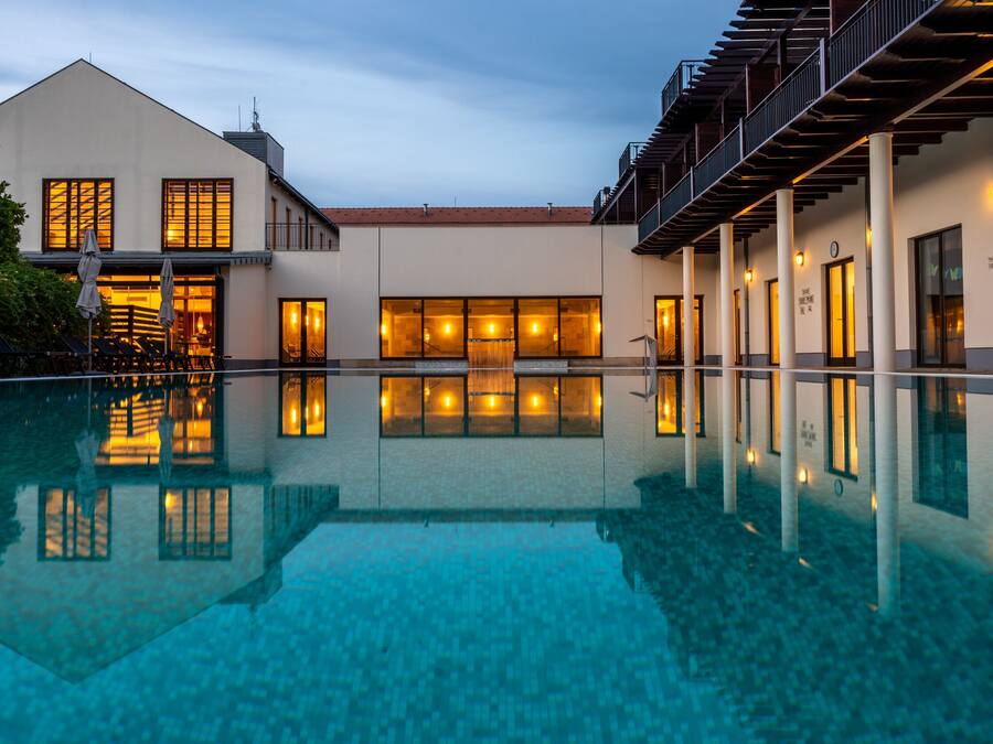 Innenpool, Außenpool, Liegestühle