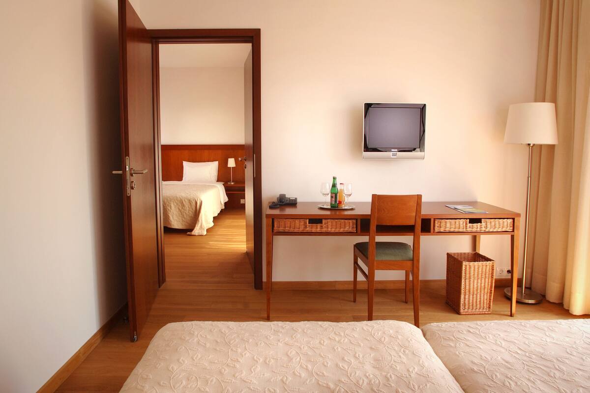 Een minibar, een kluis op de kamer, gratis wifi, beddengoed