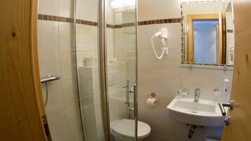 Articles de toilette gratuits, sĂšche-cheveux, serviettes fournies