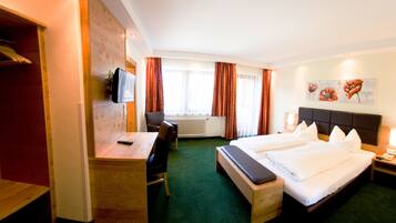 Hypo-allergenic bedding, desk, free WiFi