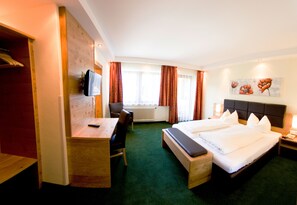 Hypo-allergenic bedding, desk, free WiFi