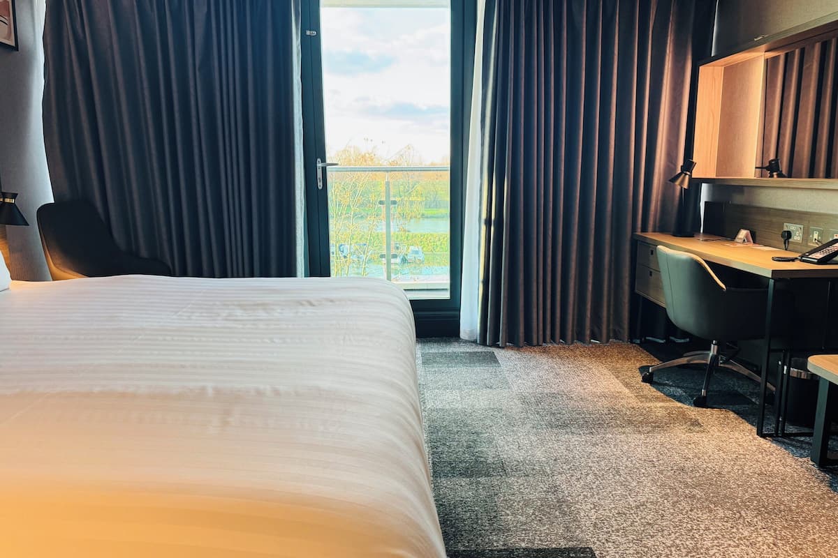 Hypo-allergenic bedding, in-room safe, desk, blackout curtains