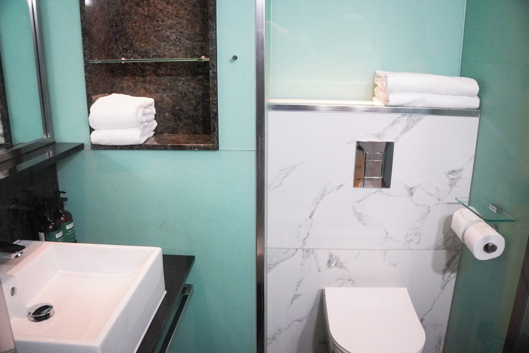 Hypo-allergenic bedding, in-room safe, desk, blackout curtains