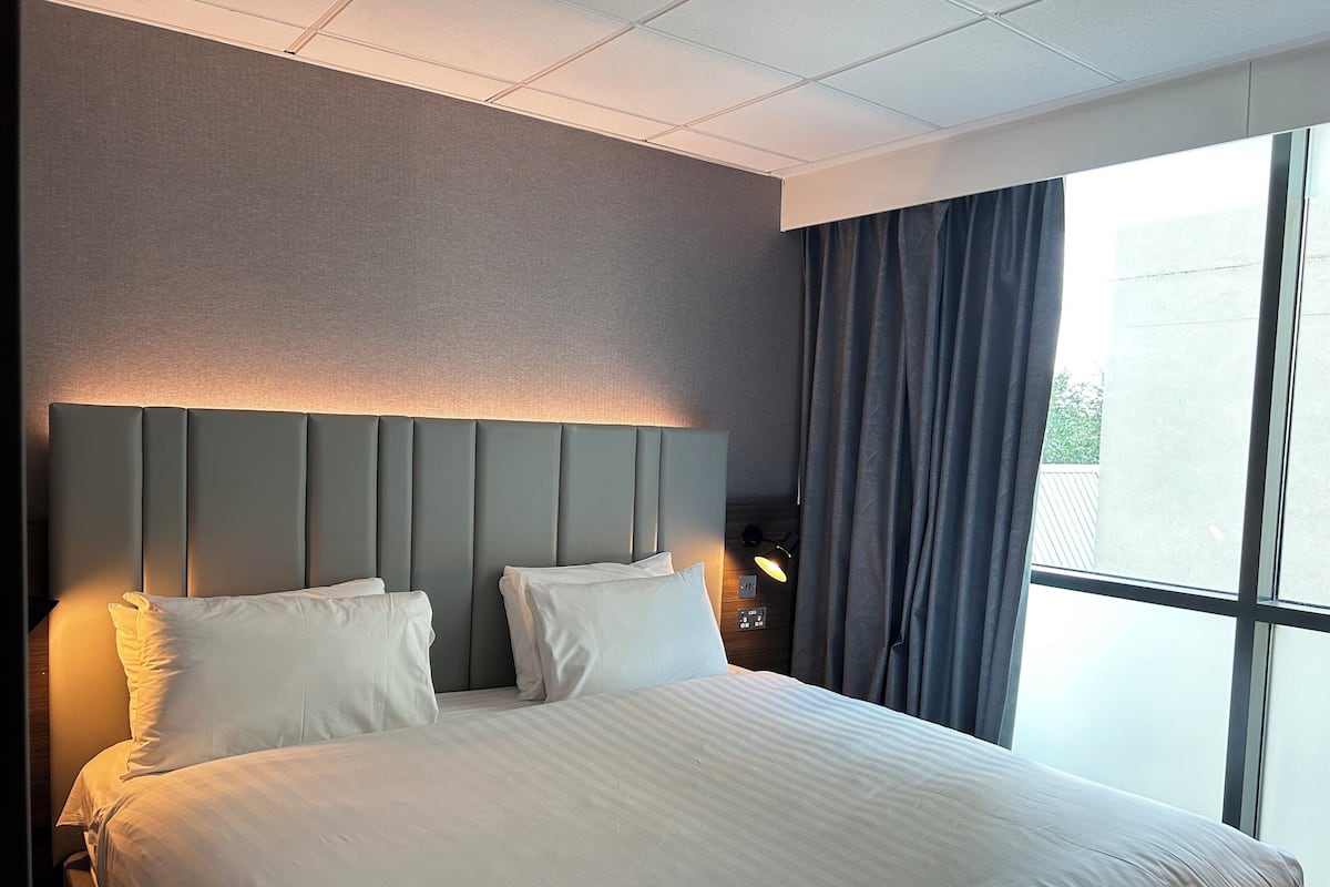 Suite, 2 Bedrooms | Hypo-allergenic bedding, in-room safe, desk, blackout drapes