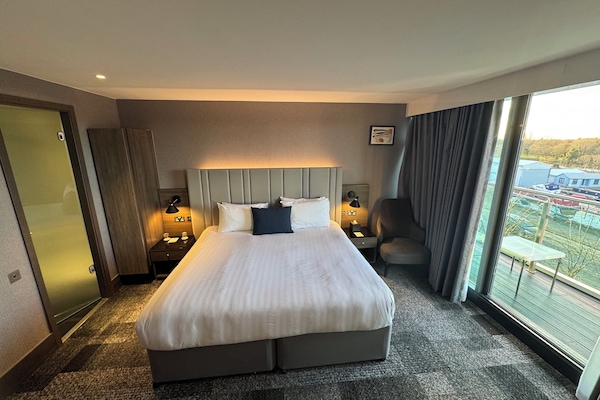 Hypo-allergenic bedding, minibar, in-room safe, desk
