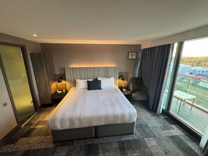 Bộ đồ giường kháng dị ứng, minibar, két bảo mật tại phòng, bàn 