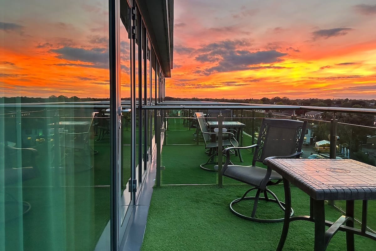 Hypo-allergenic bedding, in-room safe, desk, blackout curtains