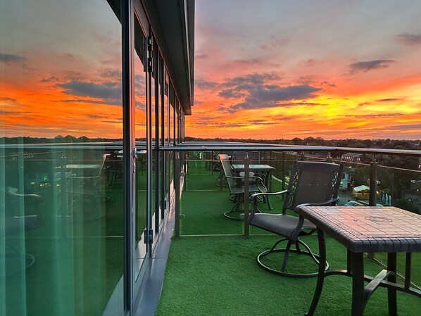 Peralatan tempat tidur hipoalergenik, peti besi dalam bilik, meja 