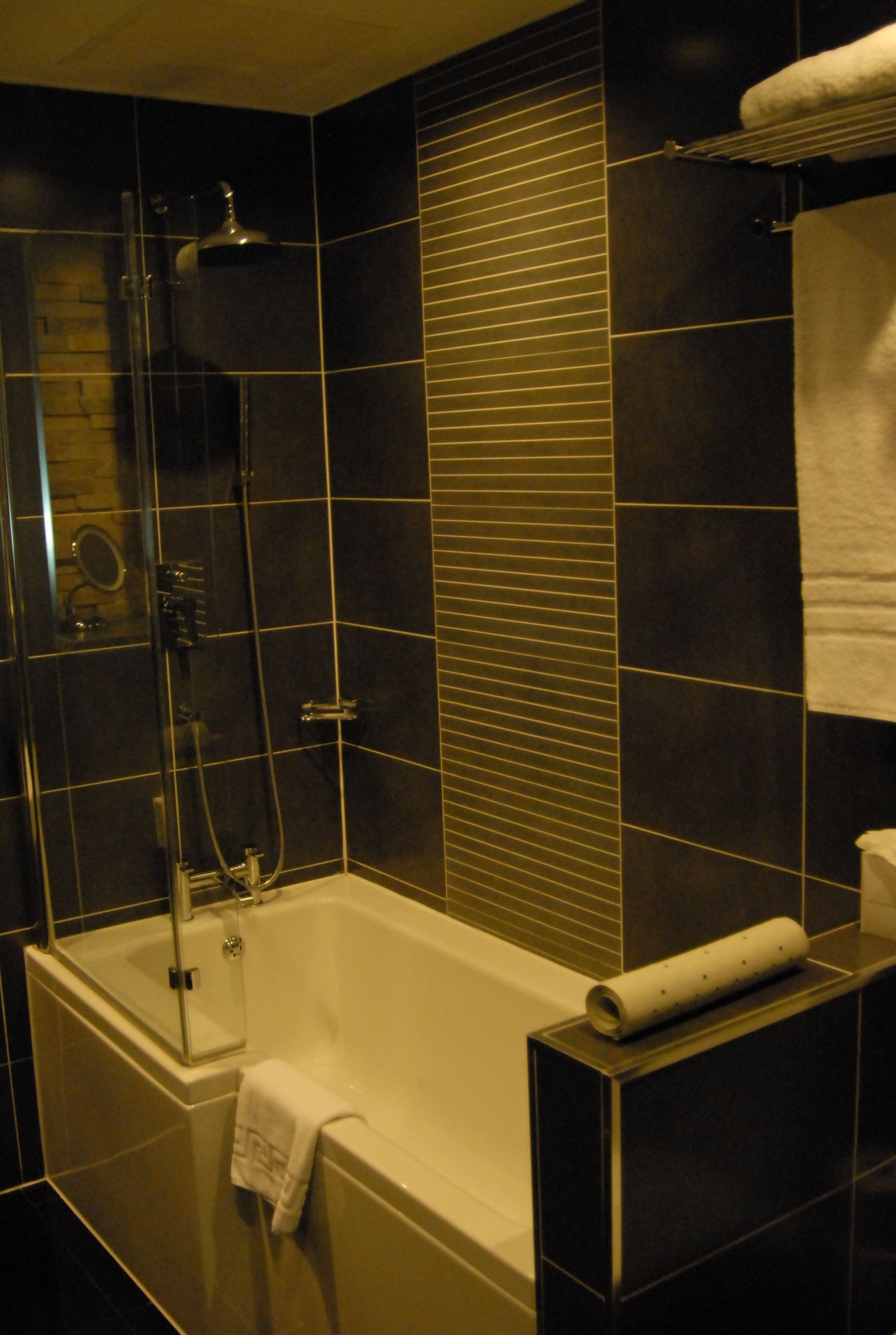 suite, 2 bedrooms | bathroom | combined shower/bathtub, free toiletries, hair dryer, towels
