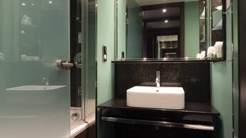 Combined shower/tub, free toiletries, hair dryer, towels