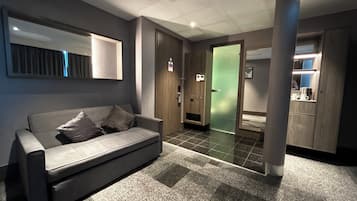 Suite, 1 letto king, balcone | Area soggiorno | TV a schermo piatto