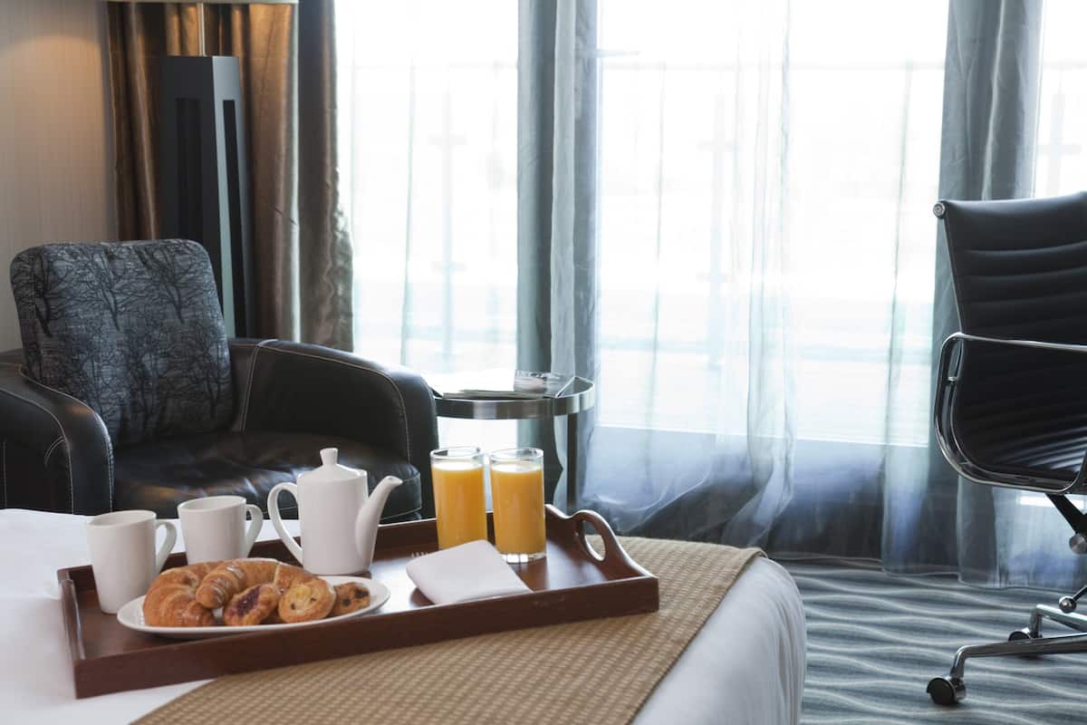 Premium Room, 1 King Bed, River View | Hypo-allergenic bedding, in-room safe, desk, blackout drapes