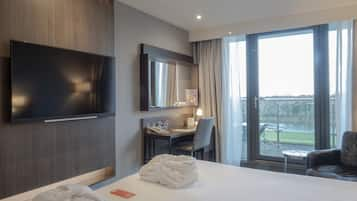 Standard Room, 1 Double Bed, River View | Hypo-allergenic bedding, in-room safe, desk, blackout curtains