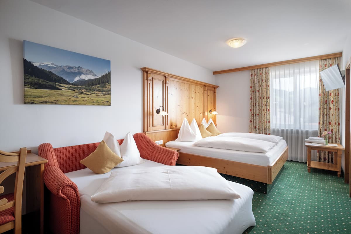 Family Room | Desk, laptop workspace, free WiFi, alarm clocks