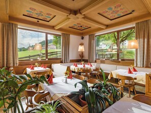 Se sirven desayunos y cenas, cocina local