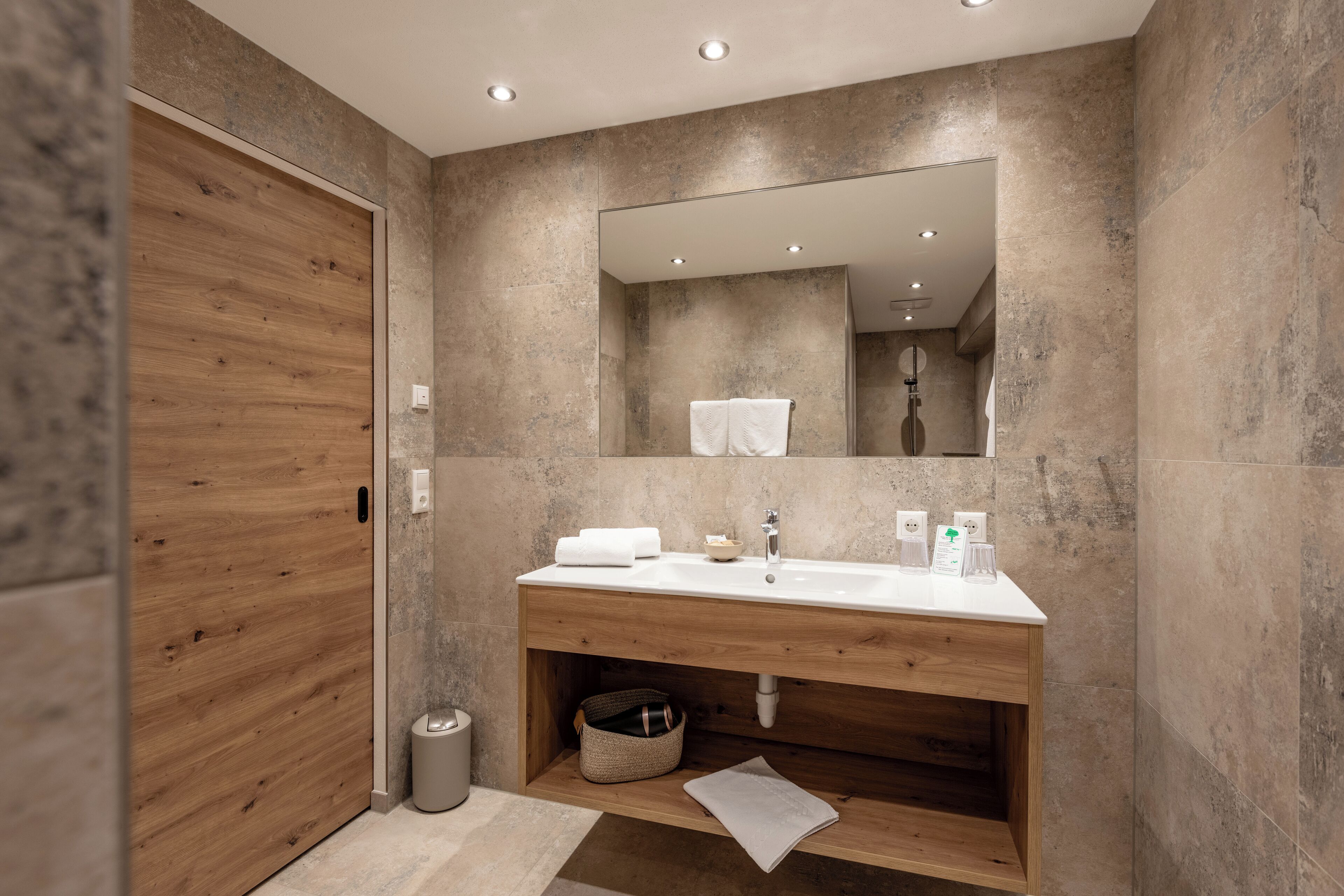 Deluxe Room | Bathroom
