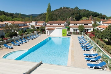 Seasonal outdoor pool, pool umbrellas, sun loungers