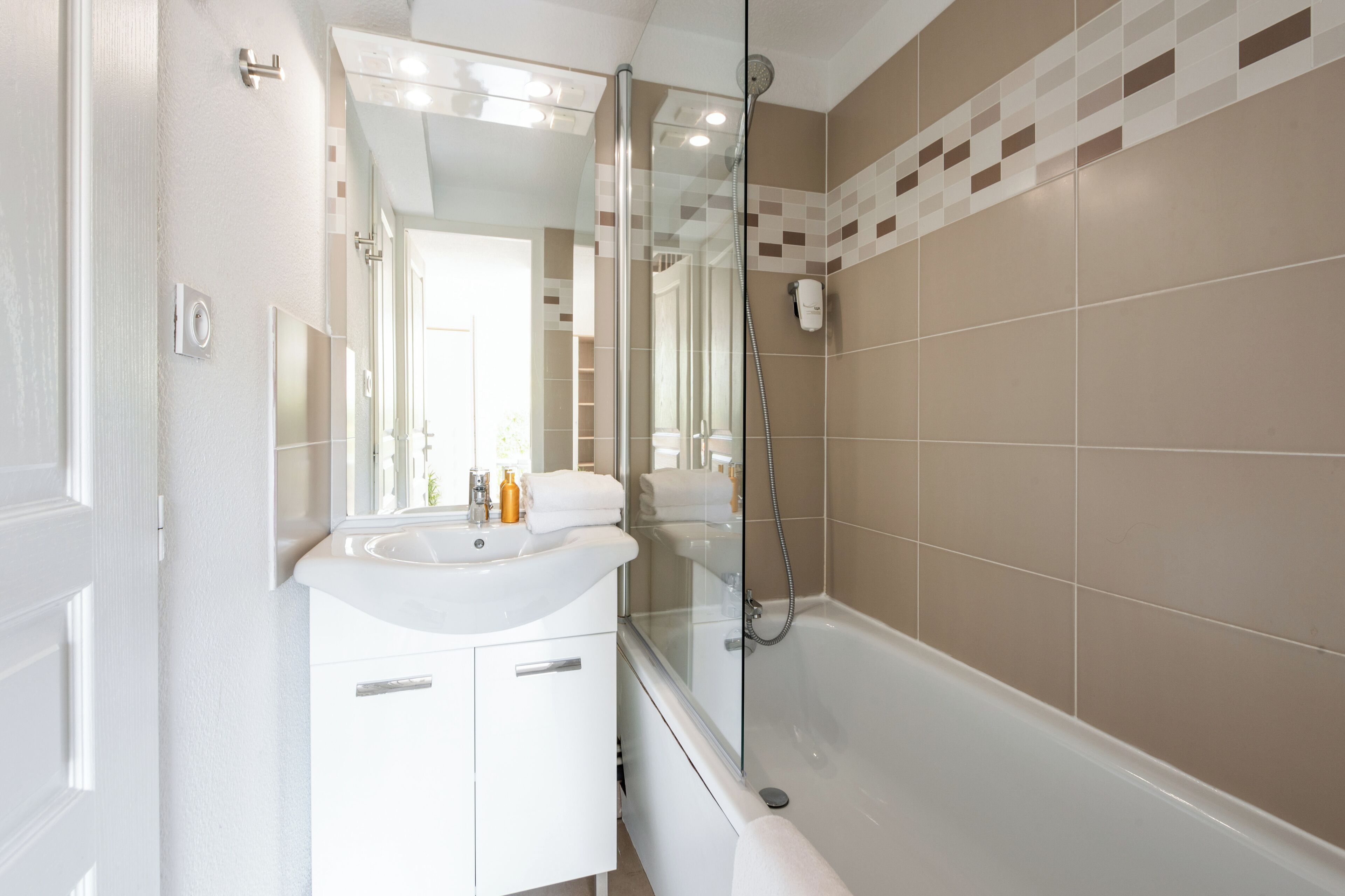 Appartement 1 chambre 4 personnes | Bathroom | Eco-friendly toiletries, hair dryer, towels, soap