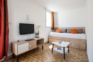 Premium bedding, individually furnished, desk, laptop workspace - Comfort Aparthotel Mandelieu la Napoule Village (Mandelieu-La-Napoule)