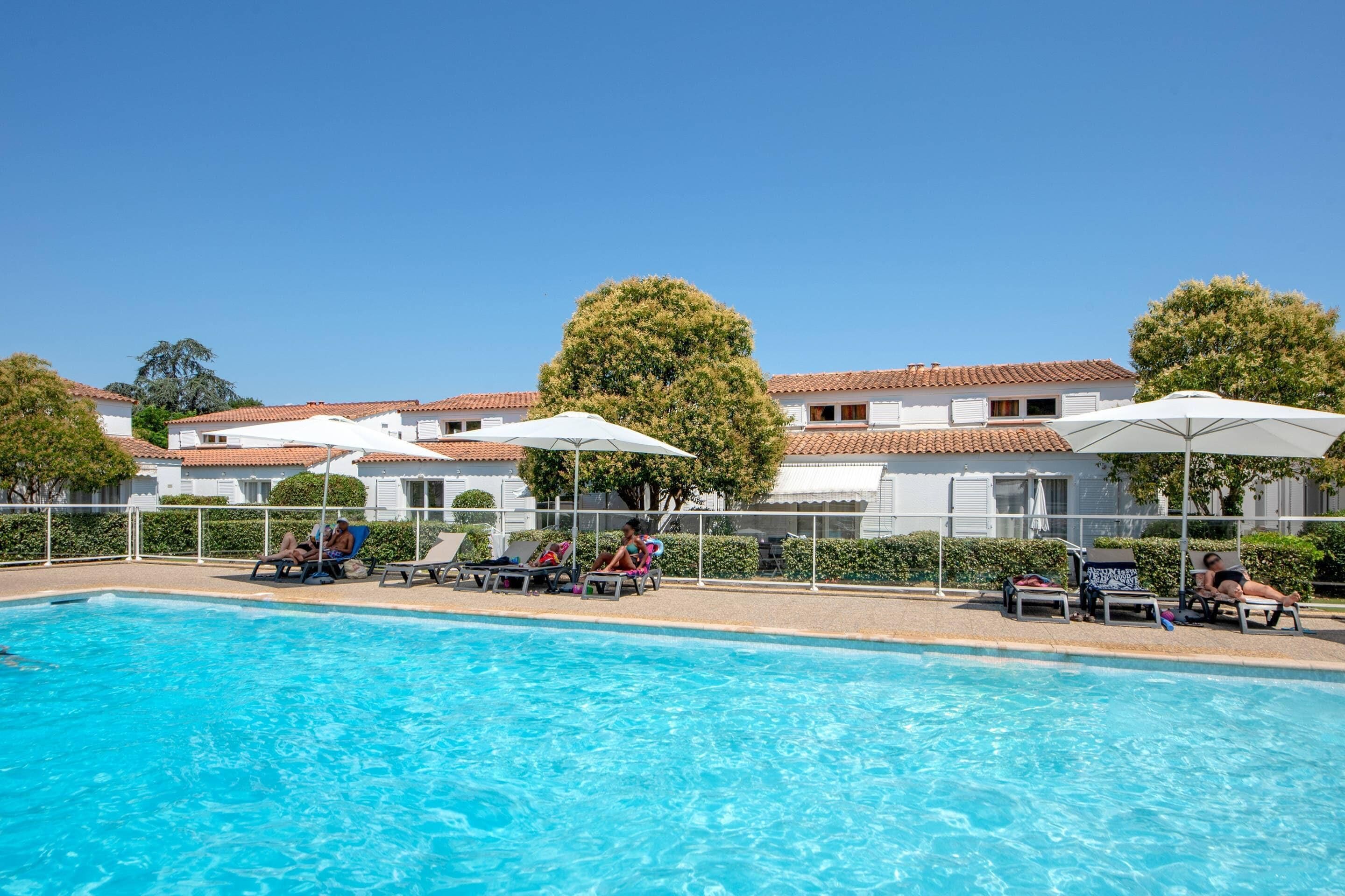 季节性开放的室外游泳池，池畔遮阳伞，日光浴躺椅