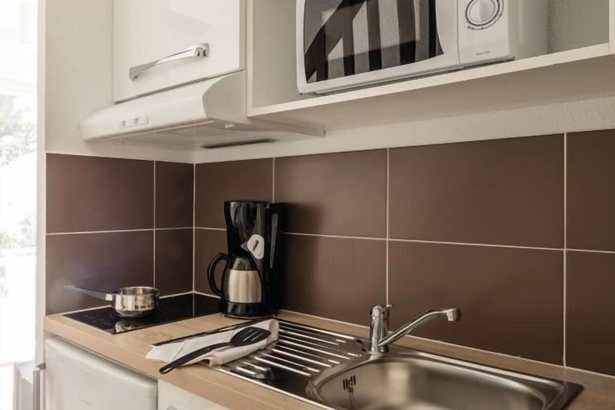Cafetière/bouilloire, mini réfrigérateur, micro-ondes, plaque de cuisson