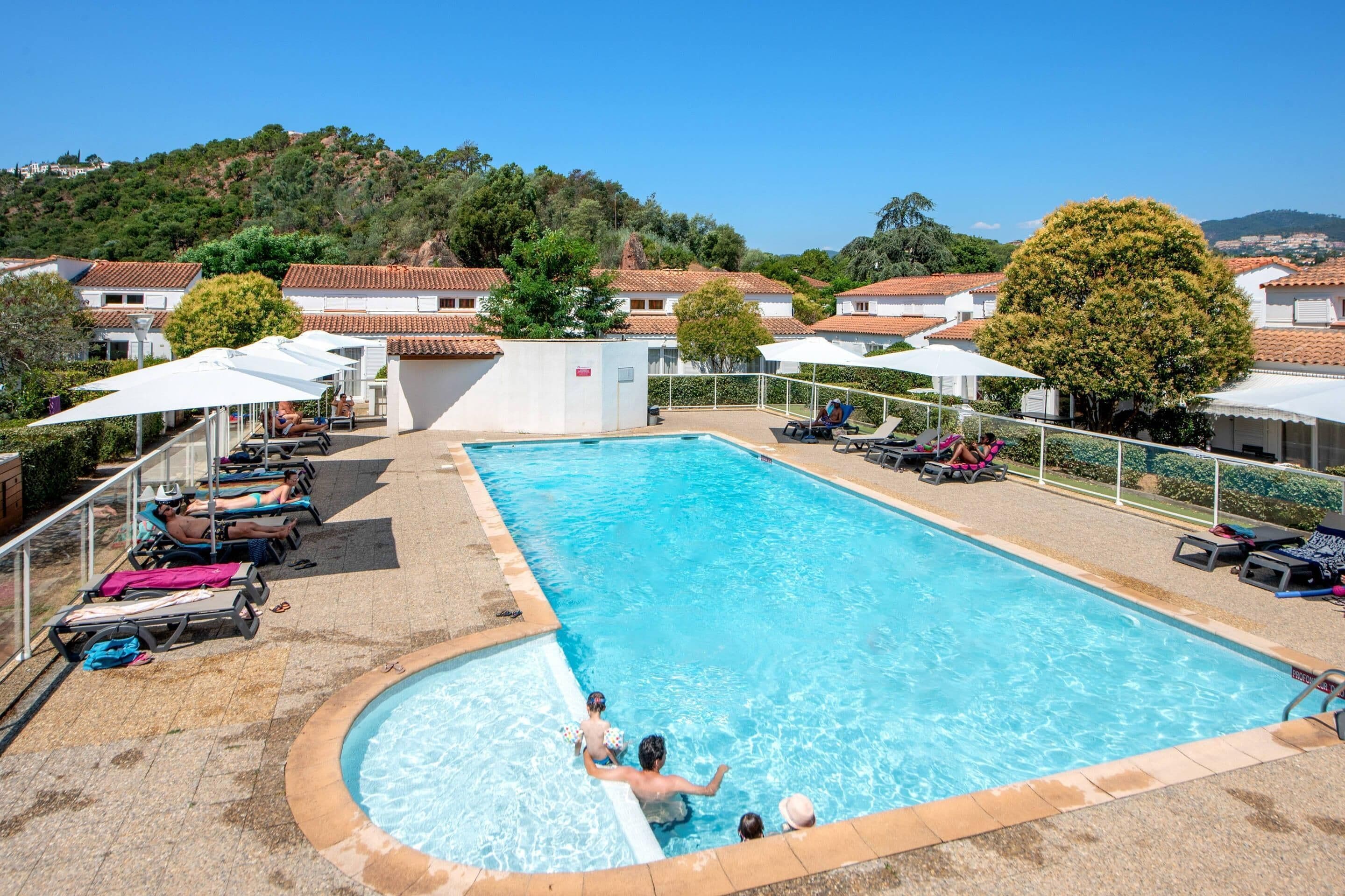 Alberca al aire libre por temporada y sombrillas en la alberca 