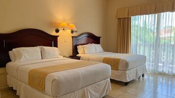 Queen Garden | Untuvapeitot, minibaari, tallelokero huoneessa, pimennysverhot