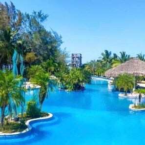 3 outdoor pools, open 9:00 AM to 9:00 PM, pool umbrellas, sun loungers - La Ensenada Beach Resort - All Inclusive (Tela)