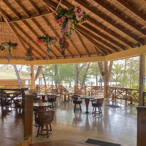 Beach bar - La Ensenada Beach Resort - All Inclusive (Tela)