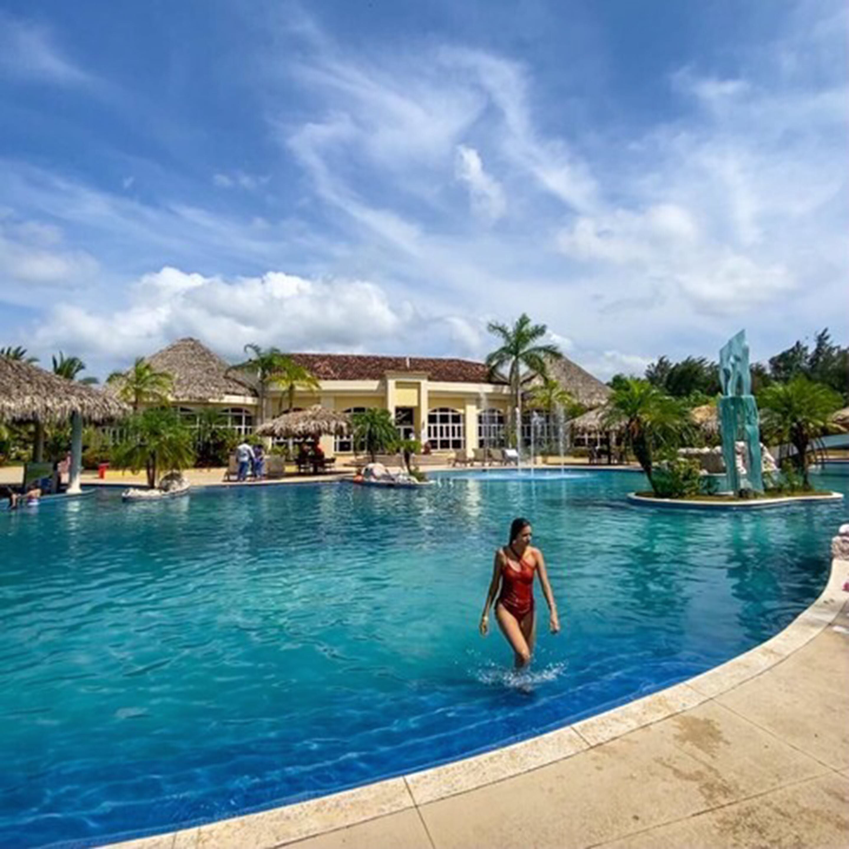 3 Außenpools, geöffnet von 09:00 Uhr bis 21:00 Uhr, Sonnenschirme