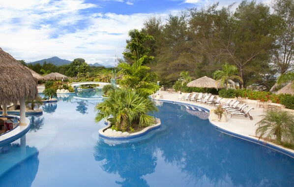 3 ulkouima-allasta avoinna 9.00–21.00, aurinkovarjoja, aurinkotuoleja