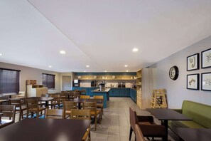 朝食 (コンチネンタル ブレックファスト)、毎日提供 (無料)