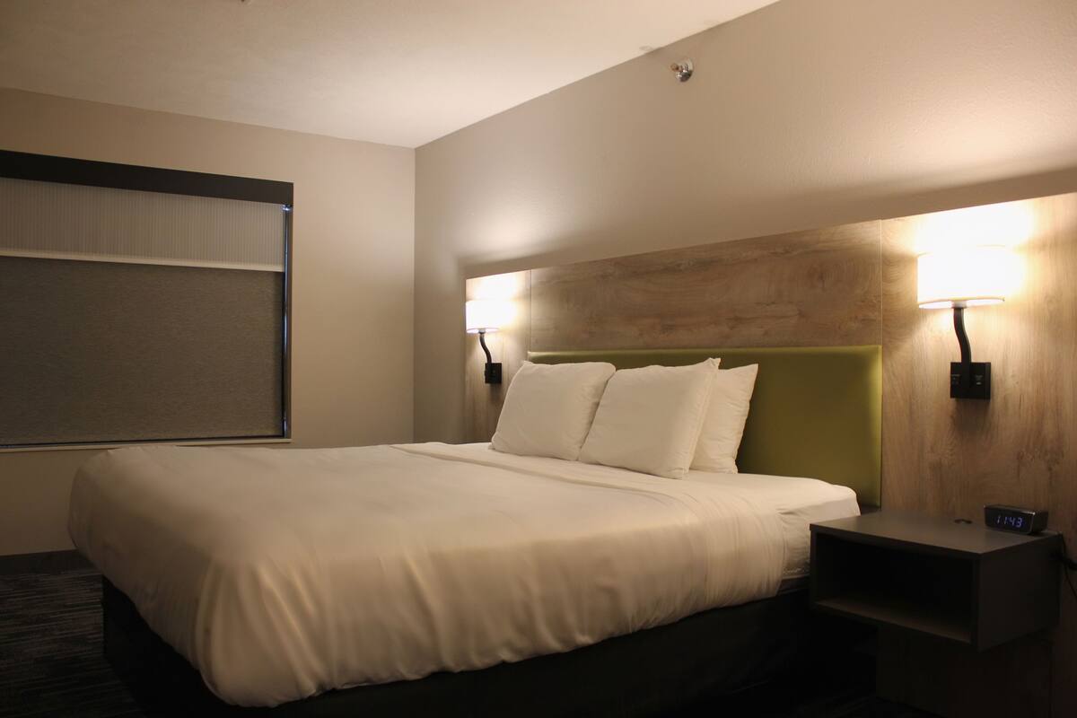 1 bedroom, in-room safe, desk, iron/ironing board