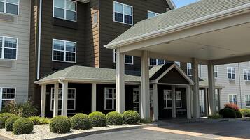A multi-story building with a sign reading "Country Inn & Suites by Radisson."