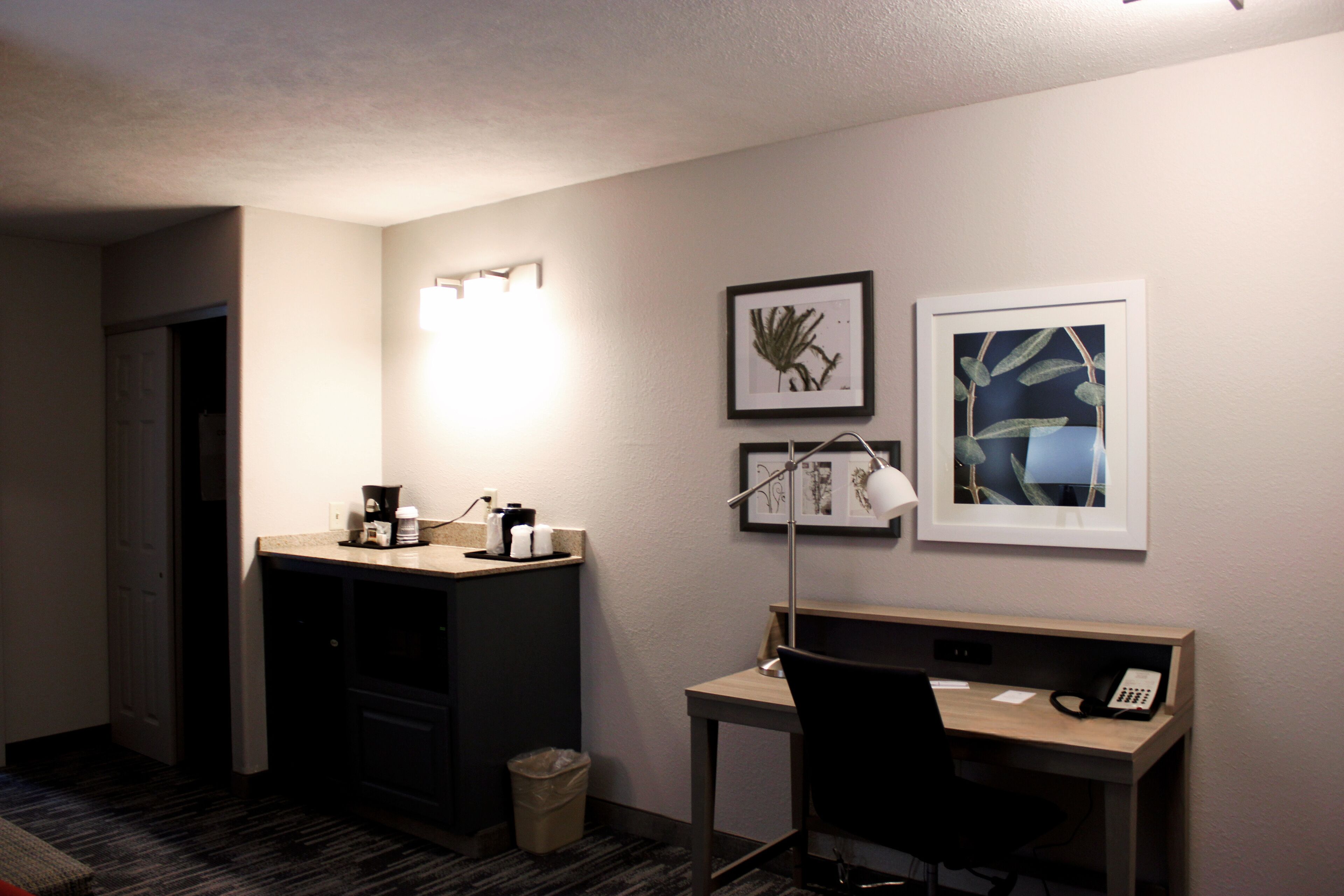 suite, 1 bedroom, non smoking | living area | tv