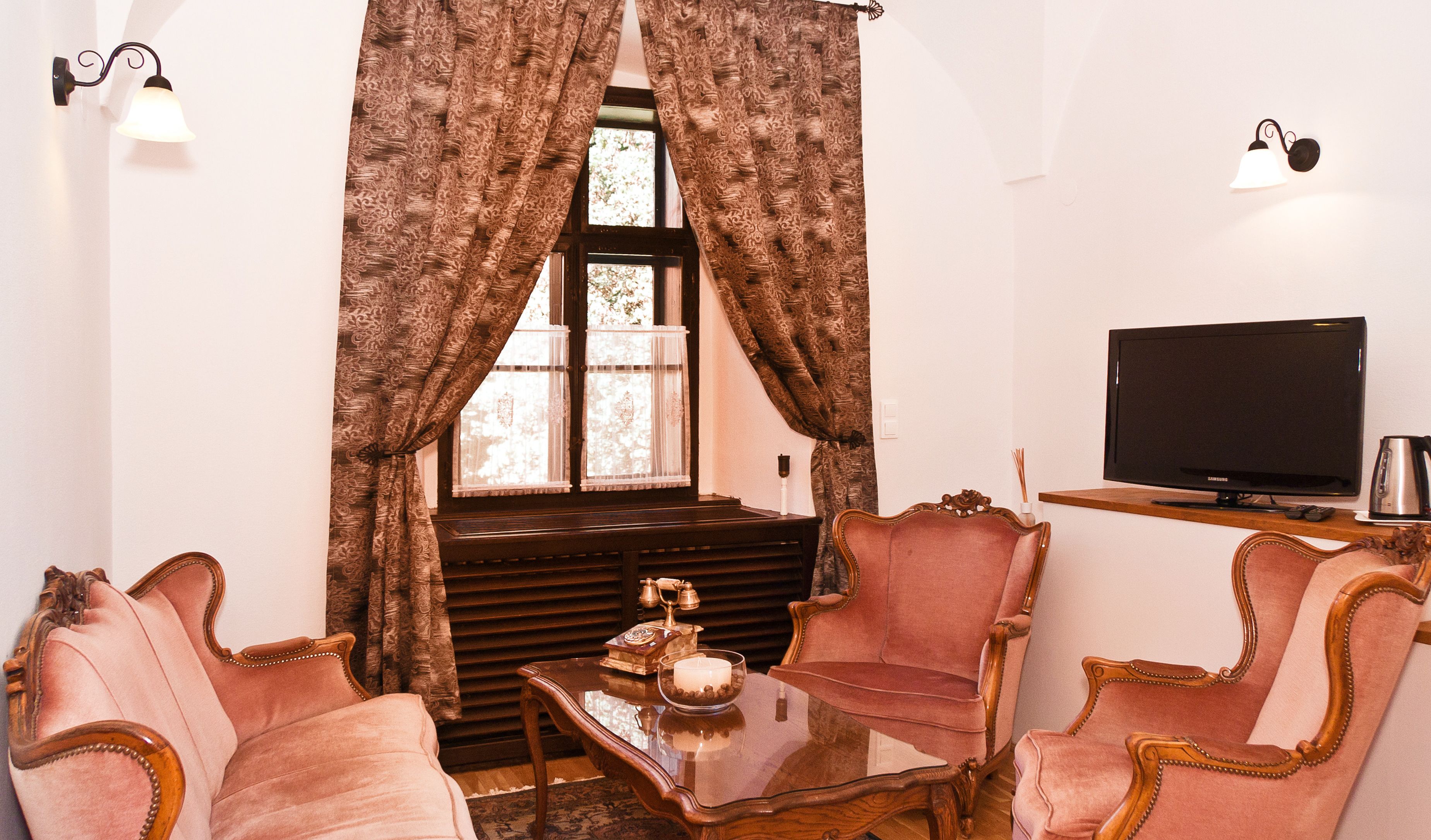 luxury room | living area | 1-cm flat-screen tv with digital channels, tv