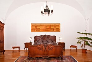 Luksusrom | Senger med Select Comfort-madrass, minibar og skrivebord