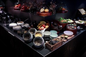 Petit déjeuner buffet servi tous les jours en supplément